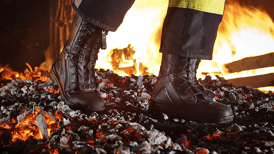 Giày bảo hộ lao động chống lửa